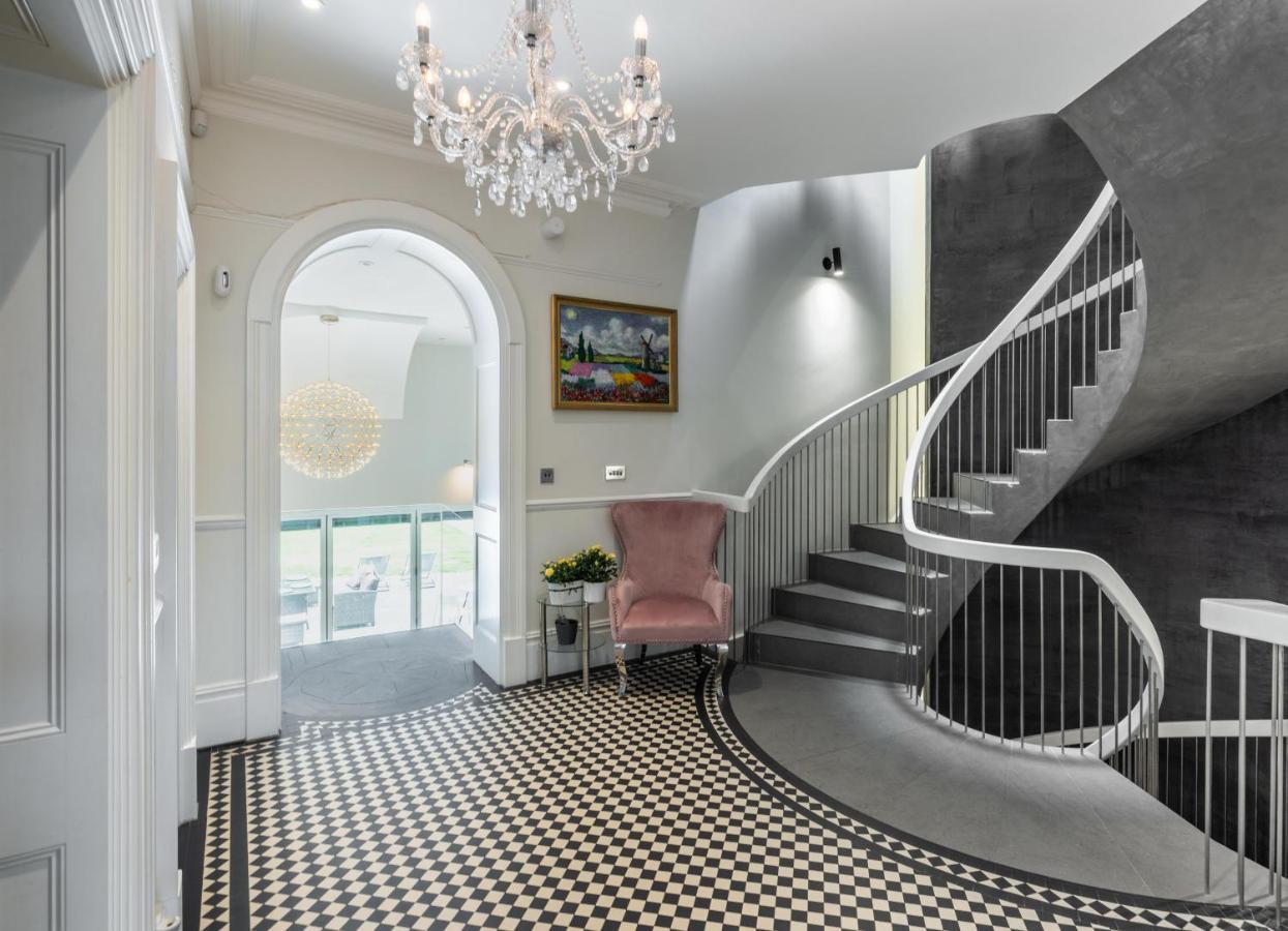 Villa Dream House London With Gym, Cinema And Housekeeper Ealing Esterno foto