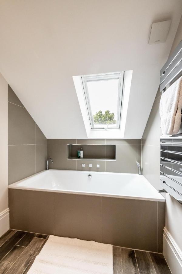 Villa Dream House London With Gym, Cinema And Housekeeper Ealing Esterno foto